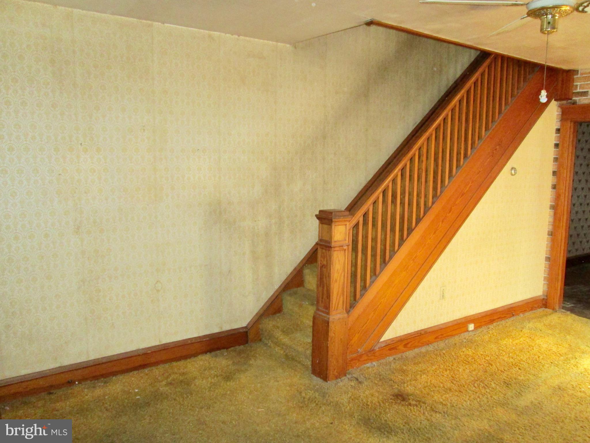 431 Raymond Street Reading, PA 19605 - Photo 3 of 50 a view of an entryway