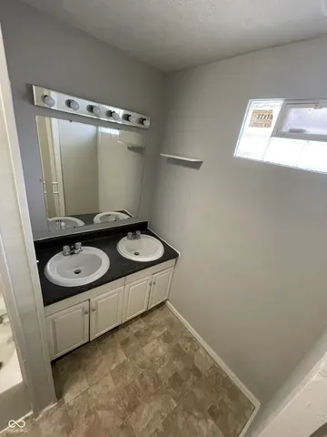 $975 | 37 North Randolph Street, Indianapolis, IN 46201