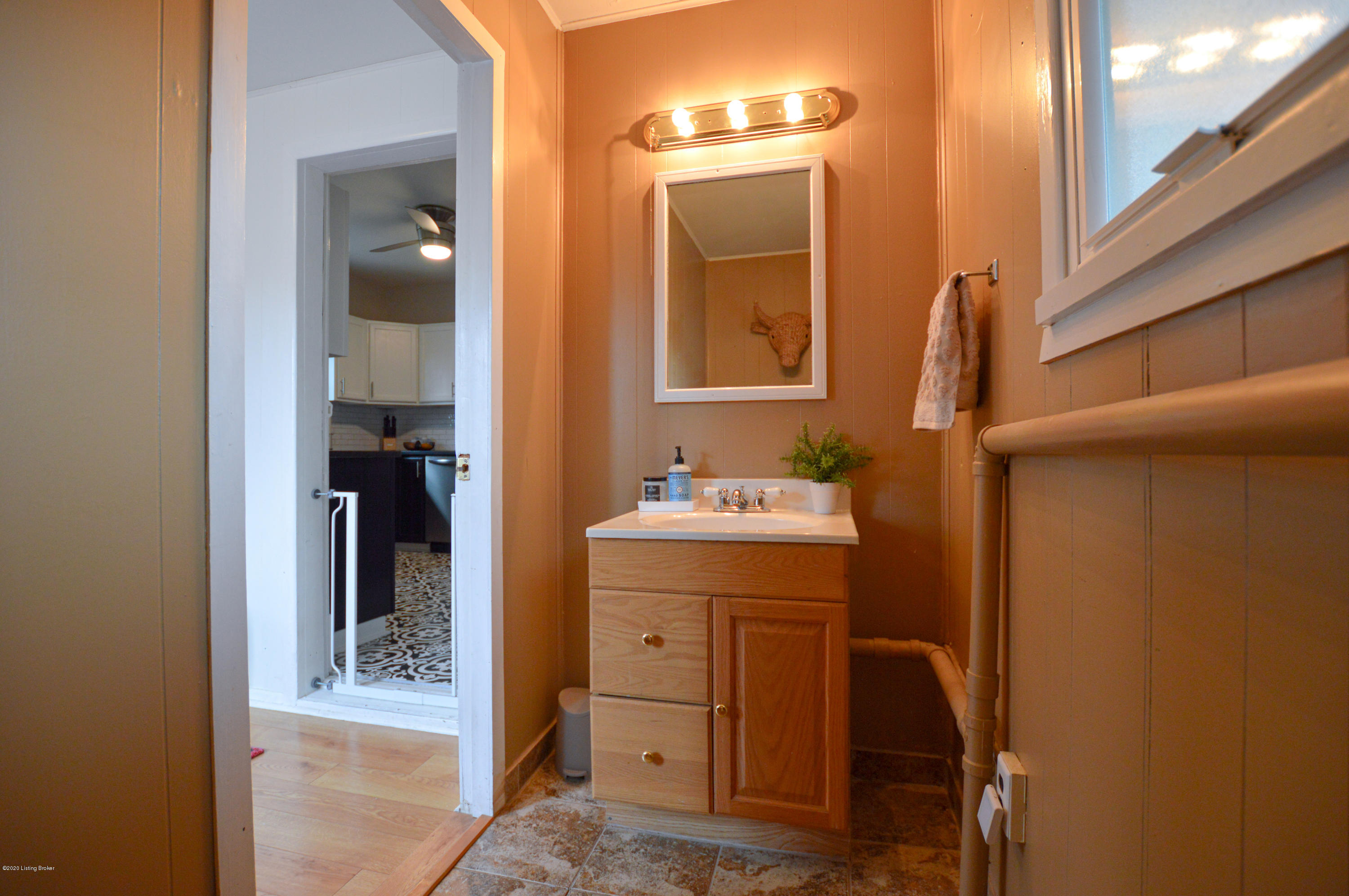 833 Reading Road Louisville, KY 40217 - Photo 14 of 38 First Floor Half Bath