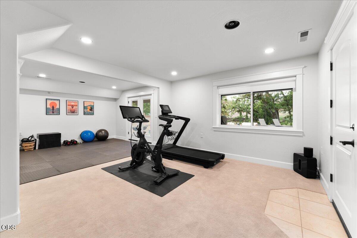 1013 Roxy Ann Road Medford, OR 97504 - Photo 46 of 74 44-downstairs