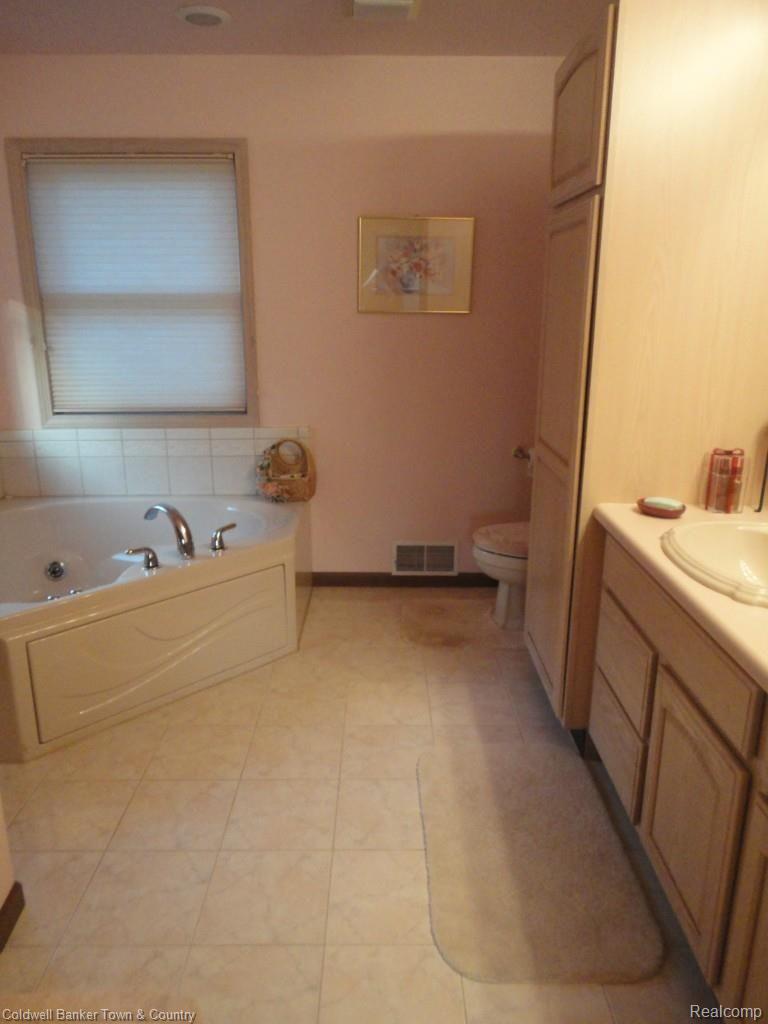 7920 North Fleming Road Howell, MI 48855 - Photo 18 of 36 Master Bathroom
