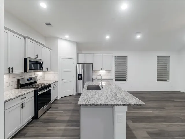 $2,500 | 387 Westlake Terrace, Conroe, TX 77304