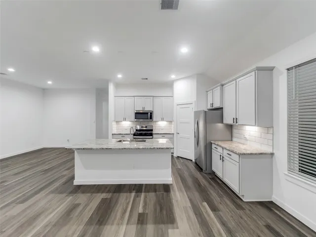 $2,500 | 387 Westlake Terrace, Conroe, TX 77304