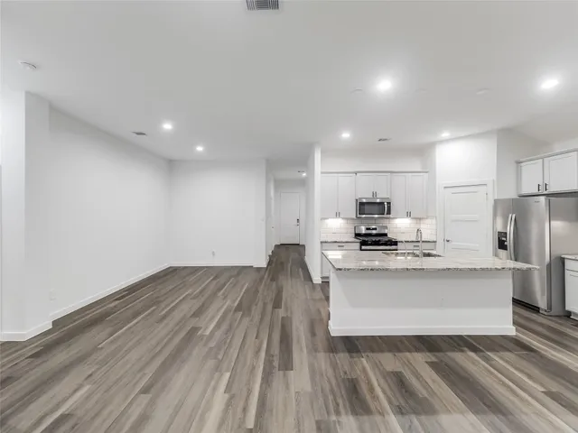 $2,500 | 387 Westlake Terrace, Conroe, TX 77304