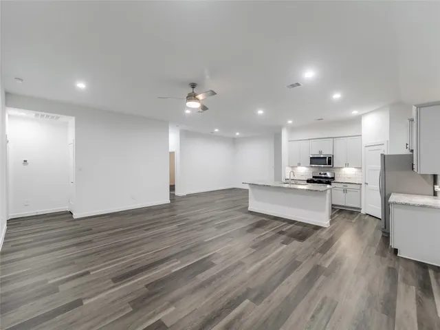 $2,500 | 387 Westlake Terrace, Conroe, TX 77304