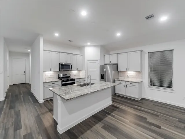 $2,500 | 387 Westlake Terrace, Conroe, TX 77304