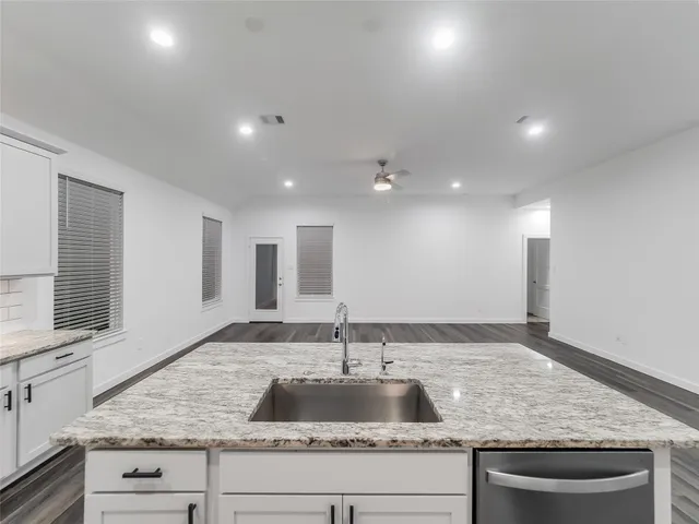 $2,500 | 387 Westlake Terrace, Conroe, TX 77304