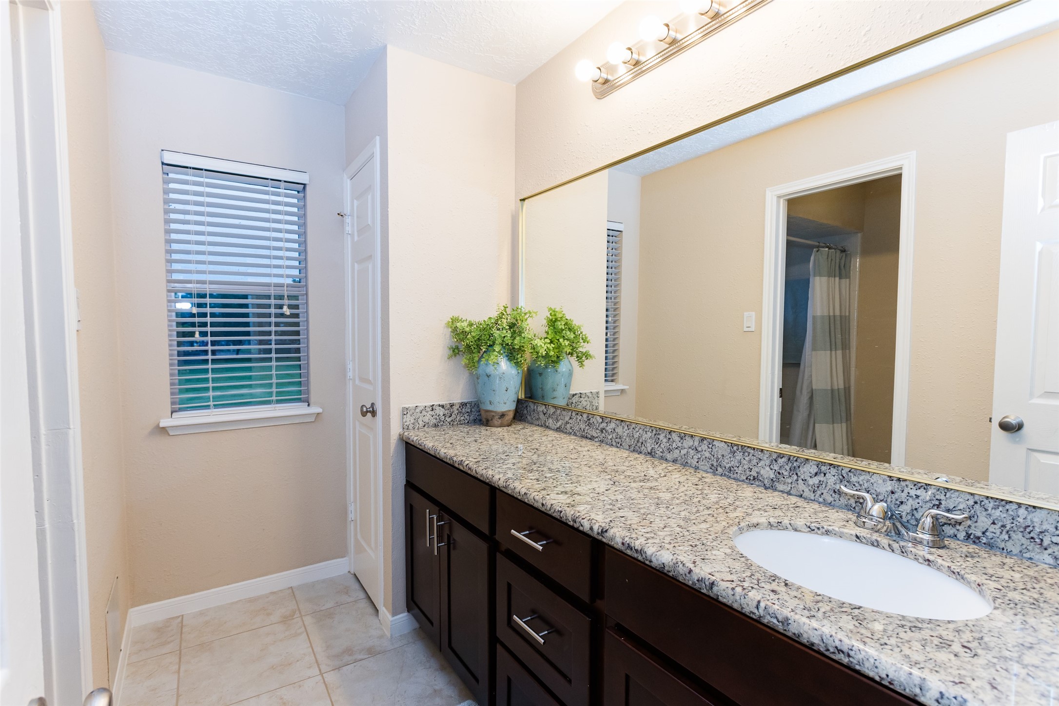 14602 Liscomb Drive Houston, TX 77084 - Photo 34 of 48 Guest Bathroom