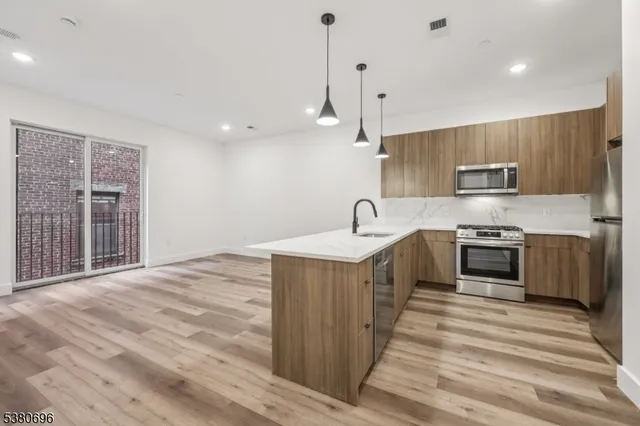 $1,999 | 289 Halsey Street, Newark, NJ 07102