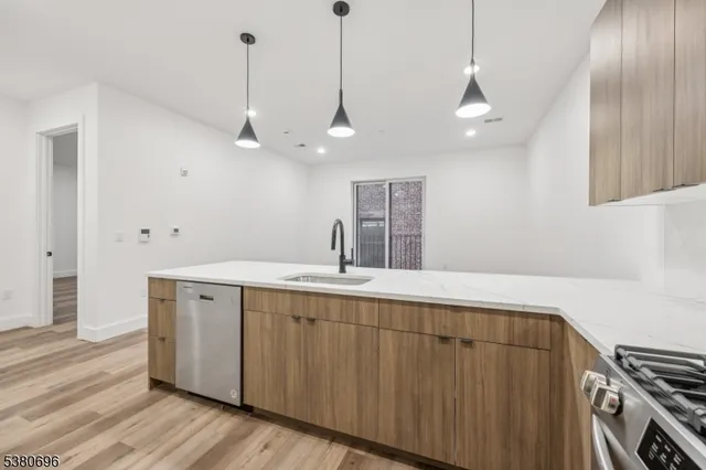 $1,999 | 289 Halsey Street, Newark, NJ 07102