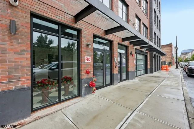 $1,999 | 289 Halsey Street, Newark, NJ 07102