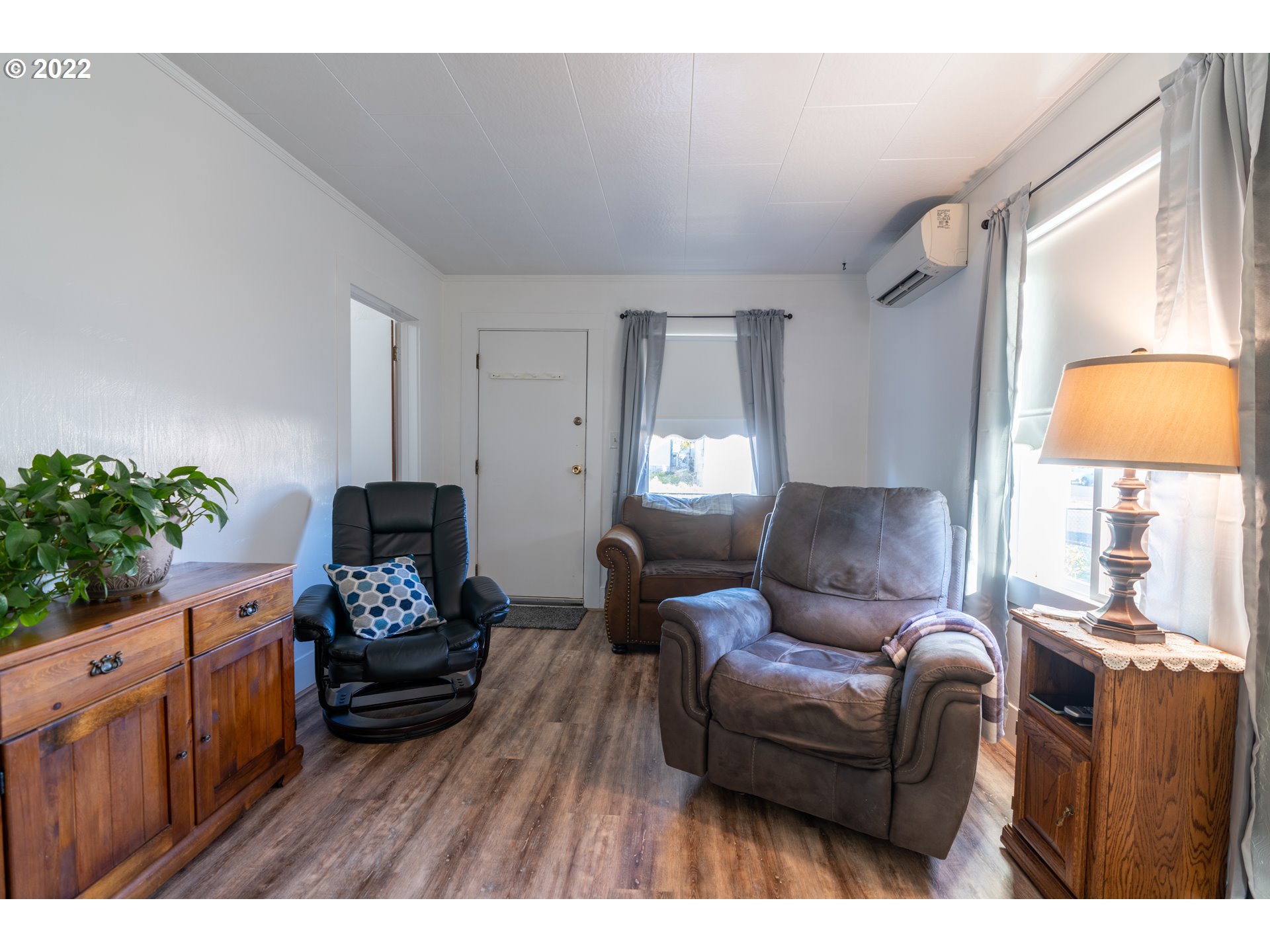 1026 Hawthorne Avenue Reedsport, OR 97467 - Photo 3 of 31 Living Room