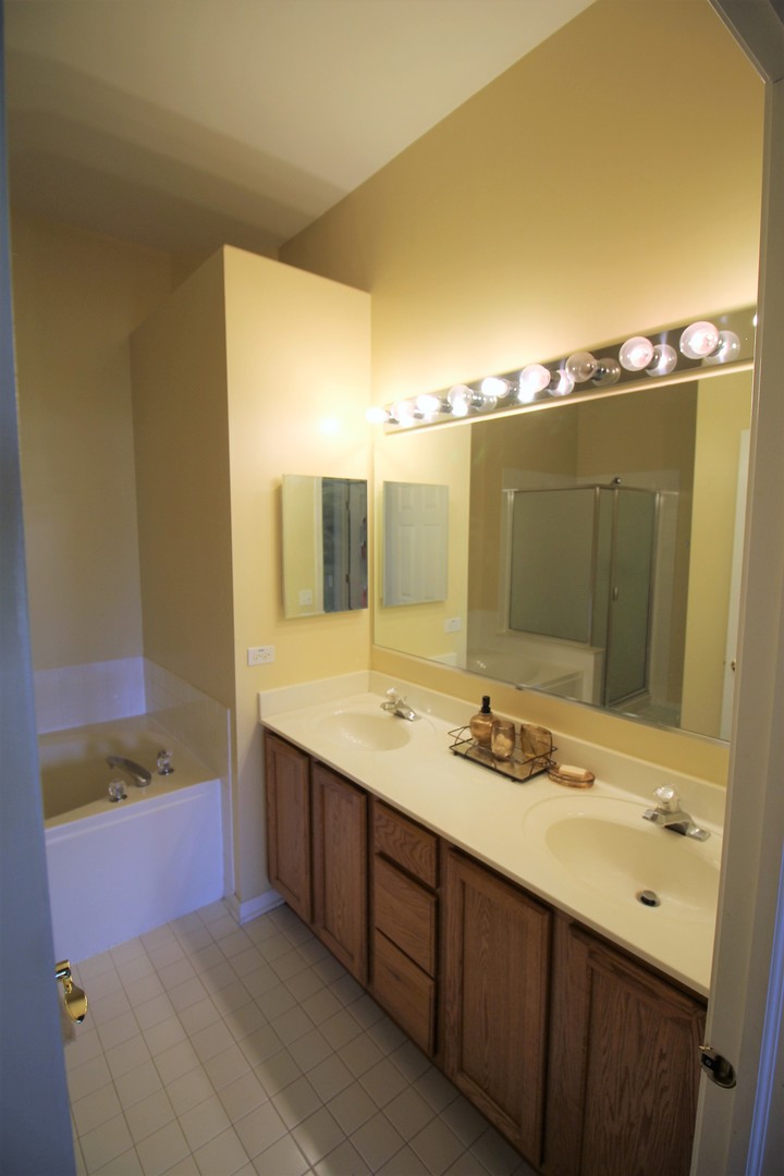 727 Prestwick Lane Wheeling, IL 60090 - Photo 12 of 20