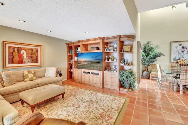 $124,900 | 22 Eastgate Drive, Unit D, Boynton Beach, FL 33436