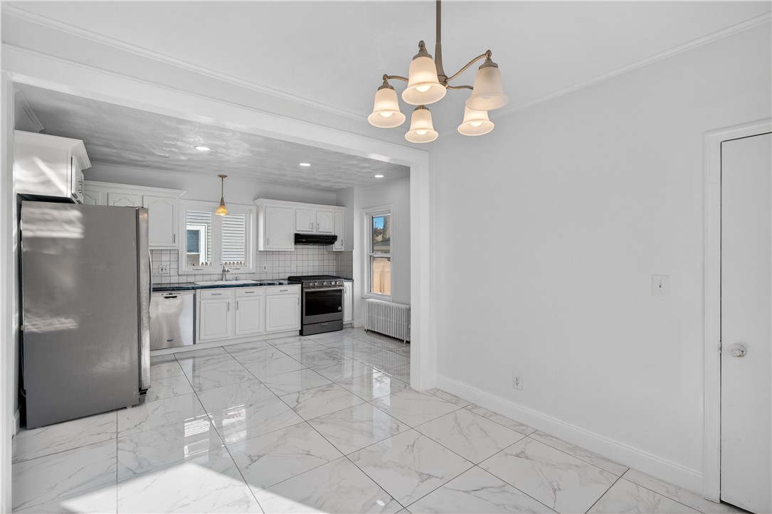 52 Sumner Avenue Cranston, RI 02920 - Photo 3 of 20
