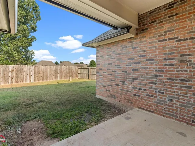 a view of a backyard with pathway