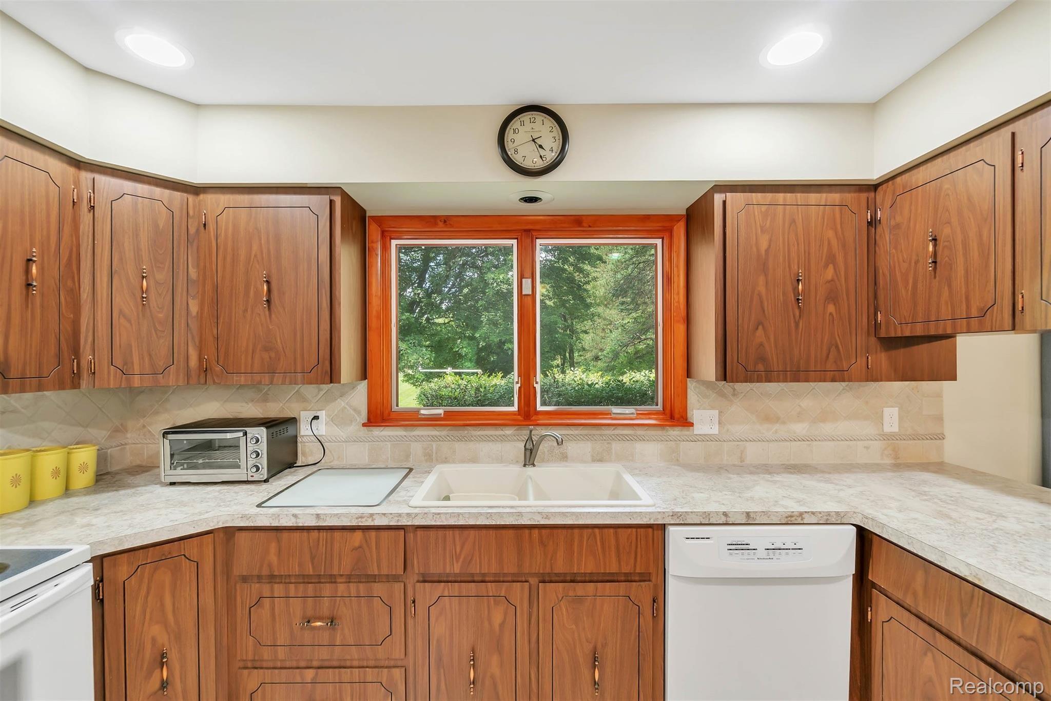 10100 West Allen Road Fowlerville, MI 48836 - Photo 12 of 44 14-10100 W Allen-WindowStill-Real-E.jpg