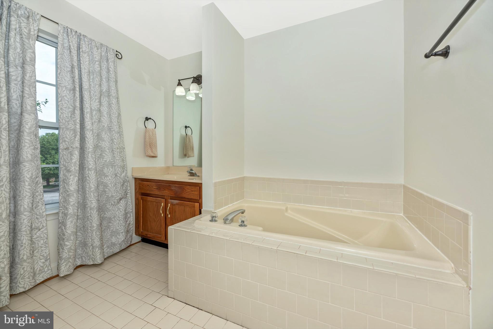 6103 Baldridge Circle Frederick, MD 21701 - Photo 27 of 61 Primary bathroom