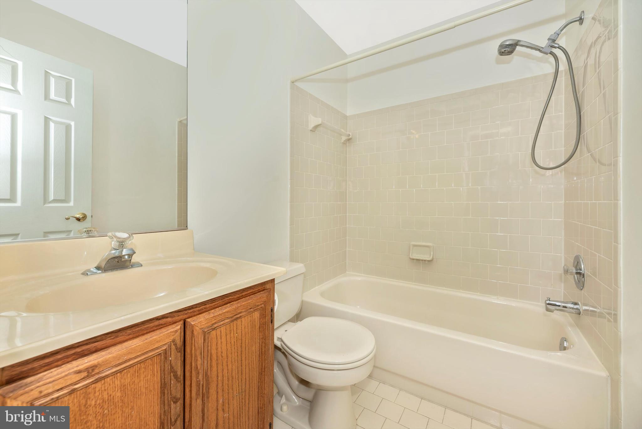 6103 Baldridge Circle Frederick, MD 21701 - Photo 34 of 61 Hall bathroom