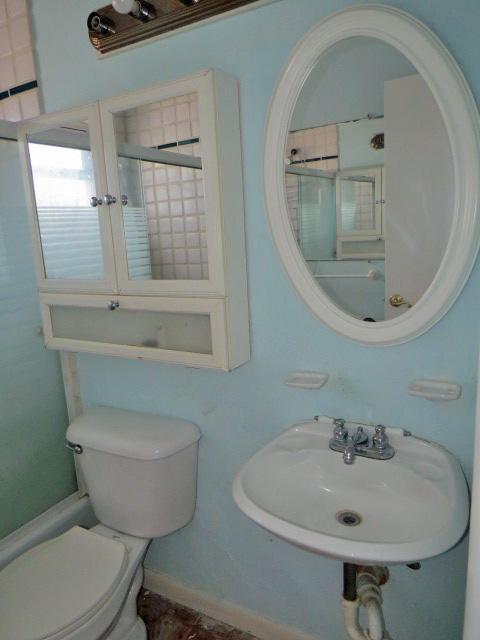 914 La Paloma Road Key Largo, FL 33037 - Photo 11 of 12 Family Bath
