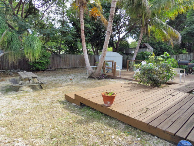 914 La Paloma Road Key Largo, FL 33037 - Photo 5 of 12 Backyard