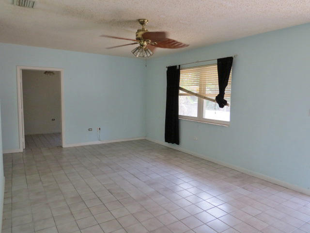 914 La Paloma Road Key Largo, FL 33037 - Photo 6 of 12 Living Room