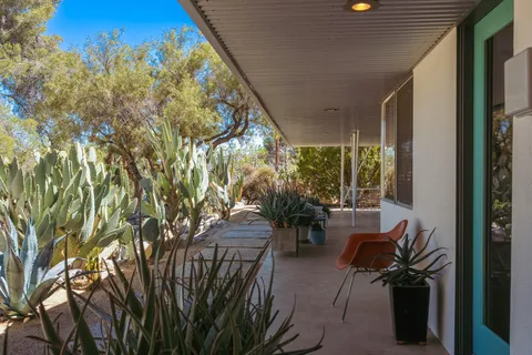 a view of a house with backyard