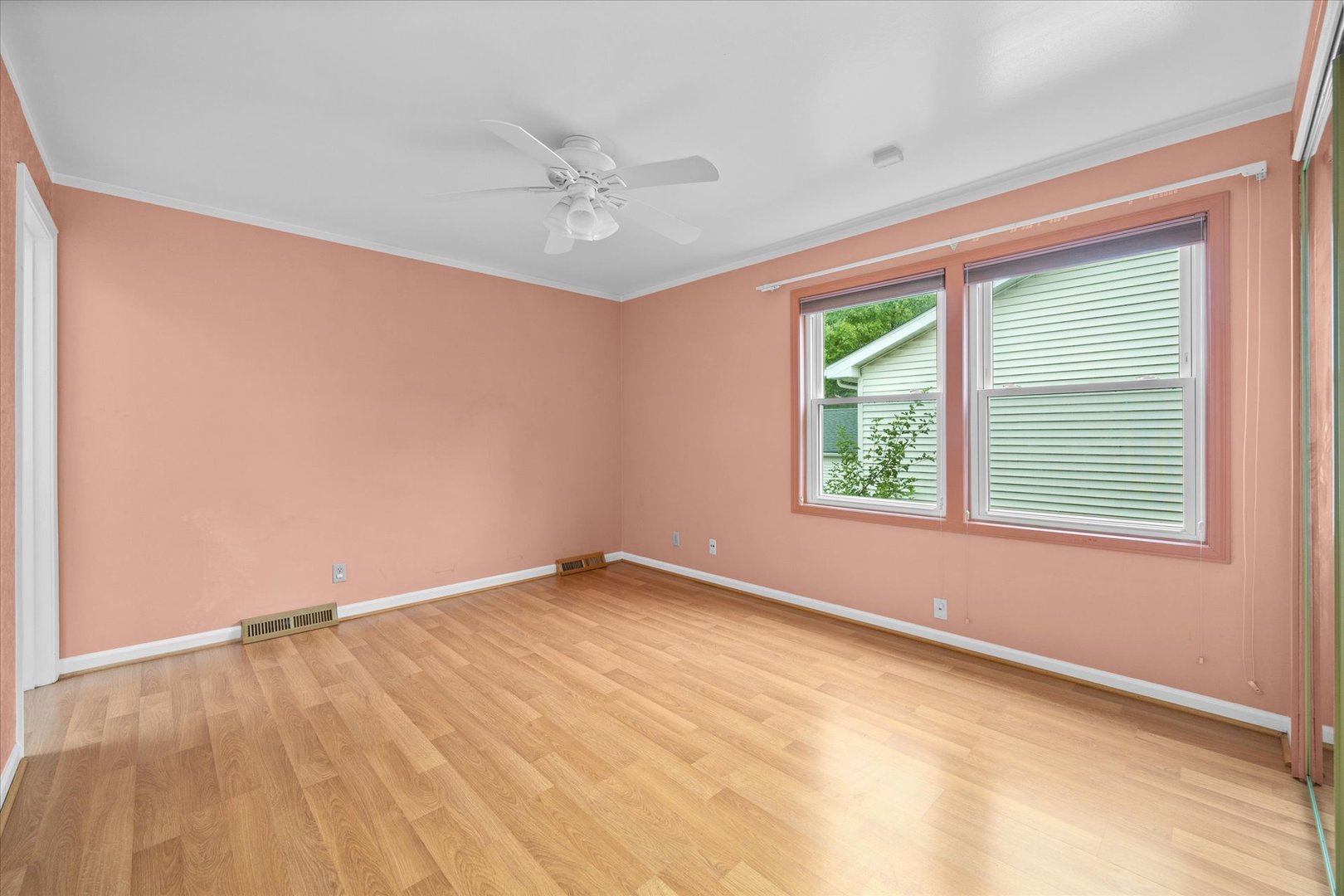 31 Evergreen Road Streamwood, IL 60107 - Photo 11 of 22 an empty room with a window