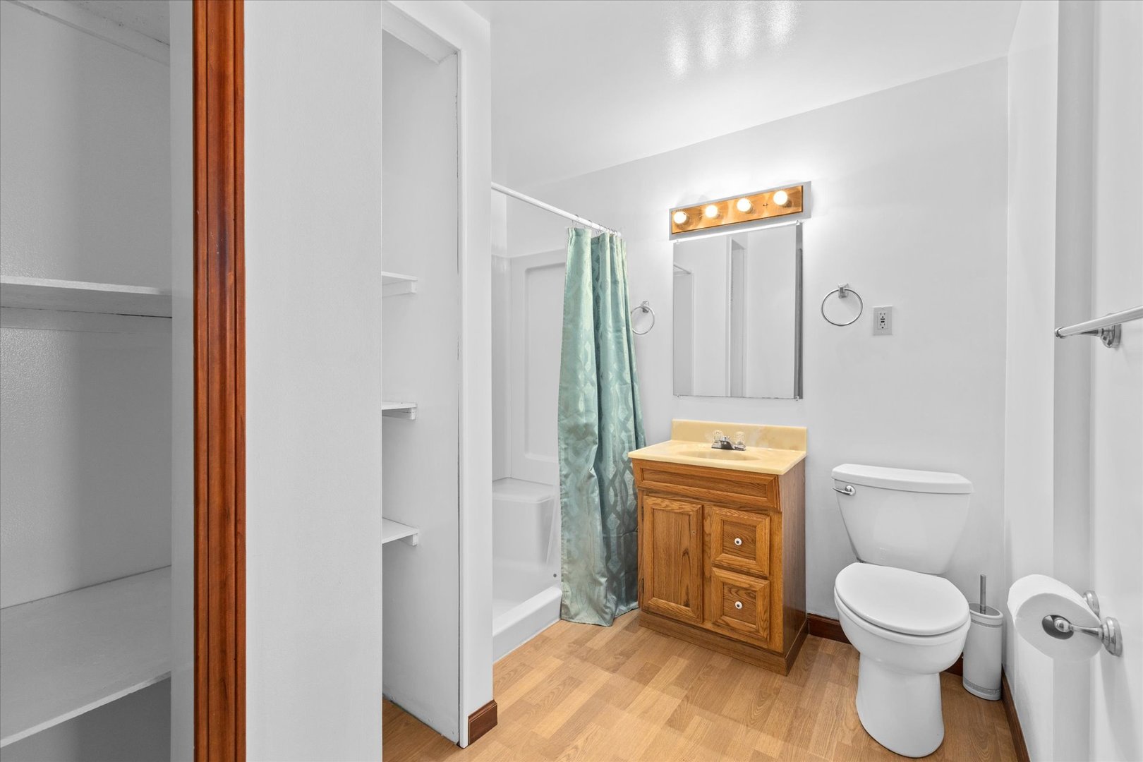 31 Evergreen Road Streamwood, IL 60107 - Photo 16 of 22 a bathroom with a toilet sink and mirror