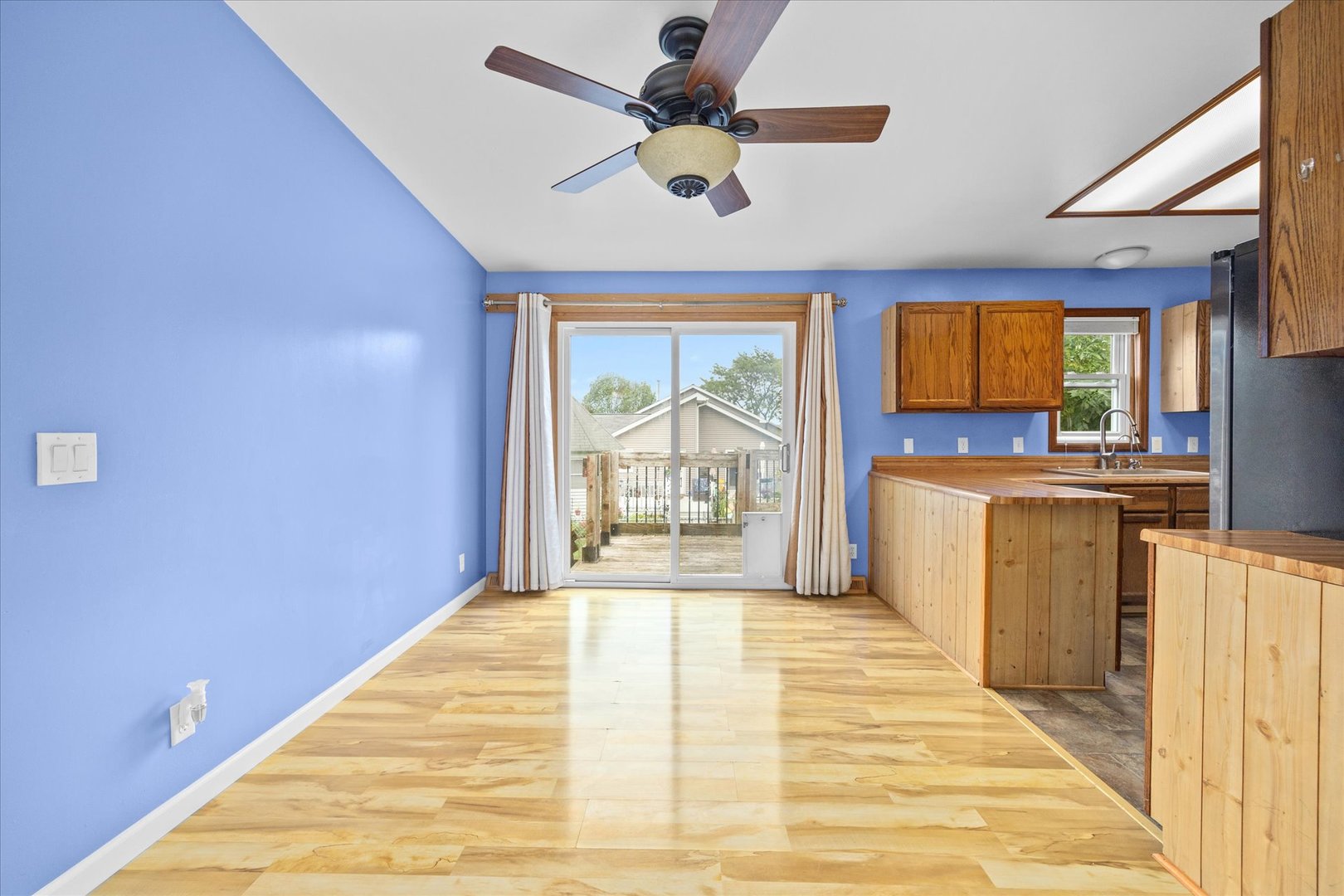 31 Evergreen Road Streamwood, IL 60107 - Photo 5 of 22 a very nice looking room with a large window