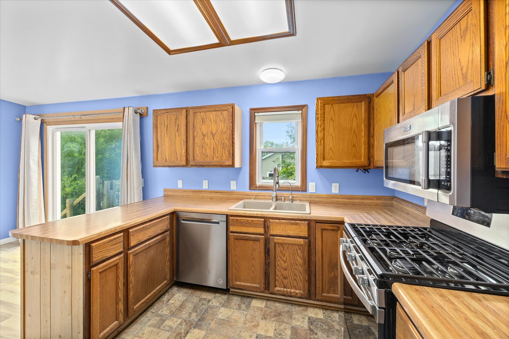 31 Evergreen Road Streamwood, IL 60107 - Photo 6 of 22 a kitchen with a sink stove and microwave