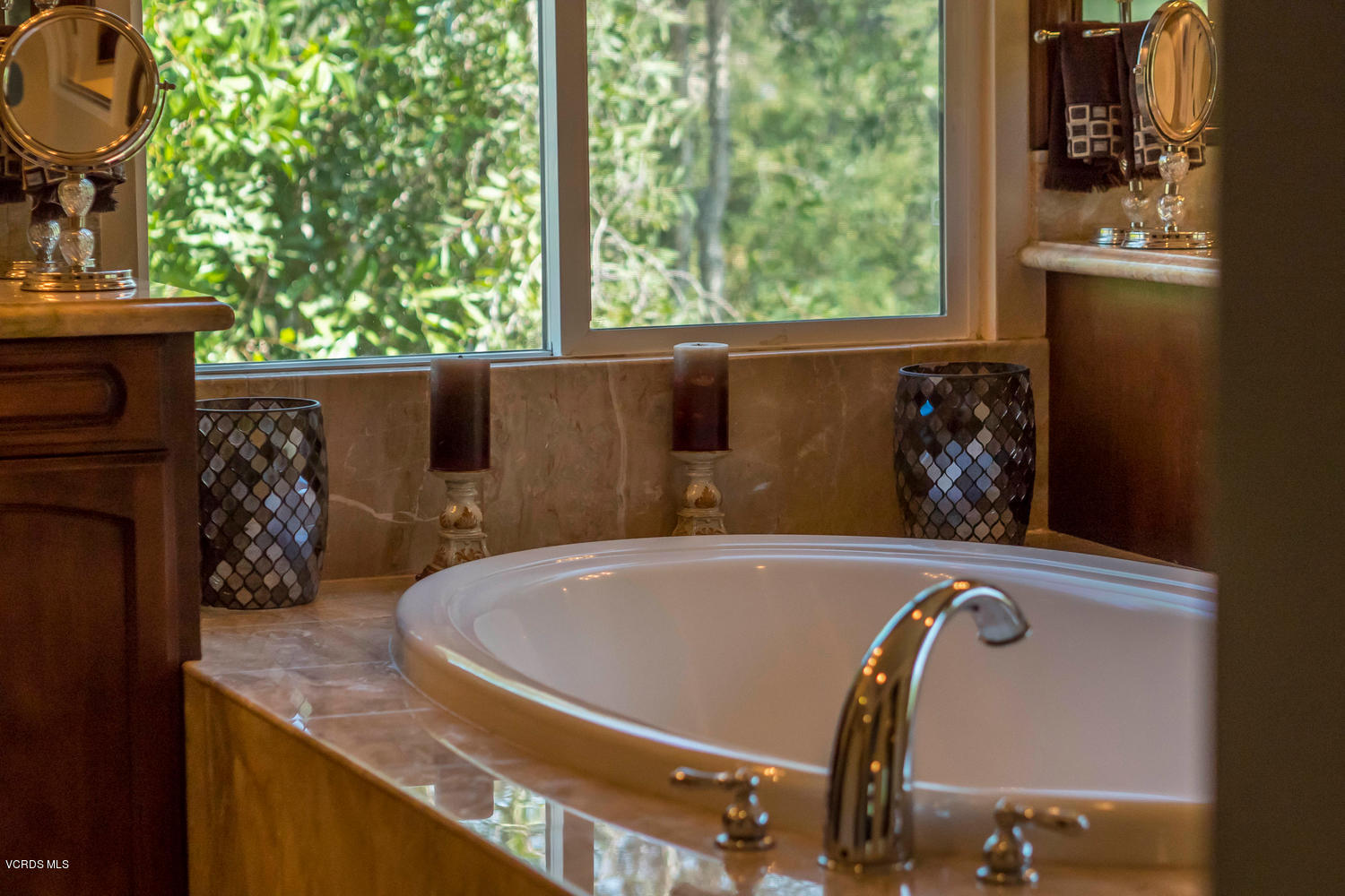 782 Running Creek Simi Valley, CA 93065 - Photo 31 of 49 a bath tub sitting next to a window