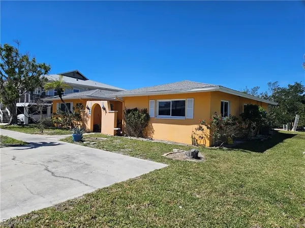 a view of a house with backyard and sitting area