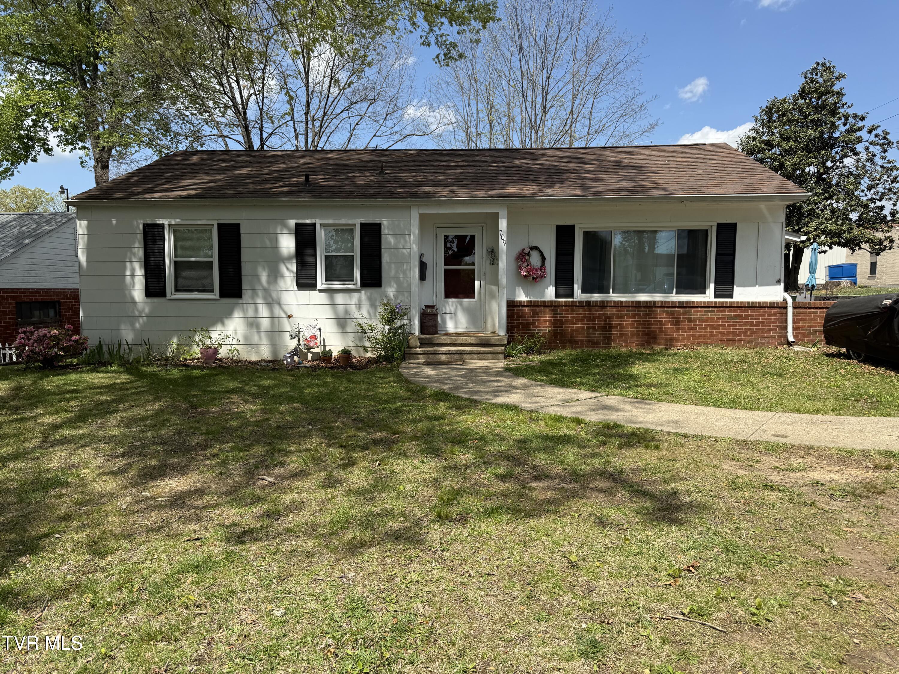 709 Oakdale Road Kingsport, TN 37664 - Photo 1 of 12 IMG_1370