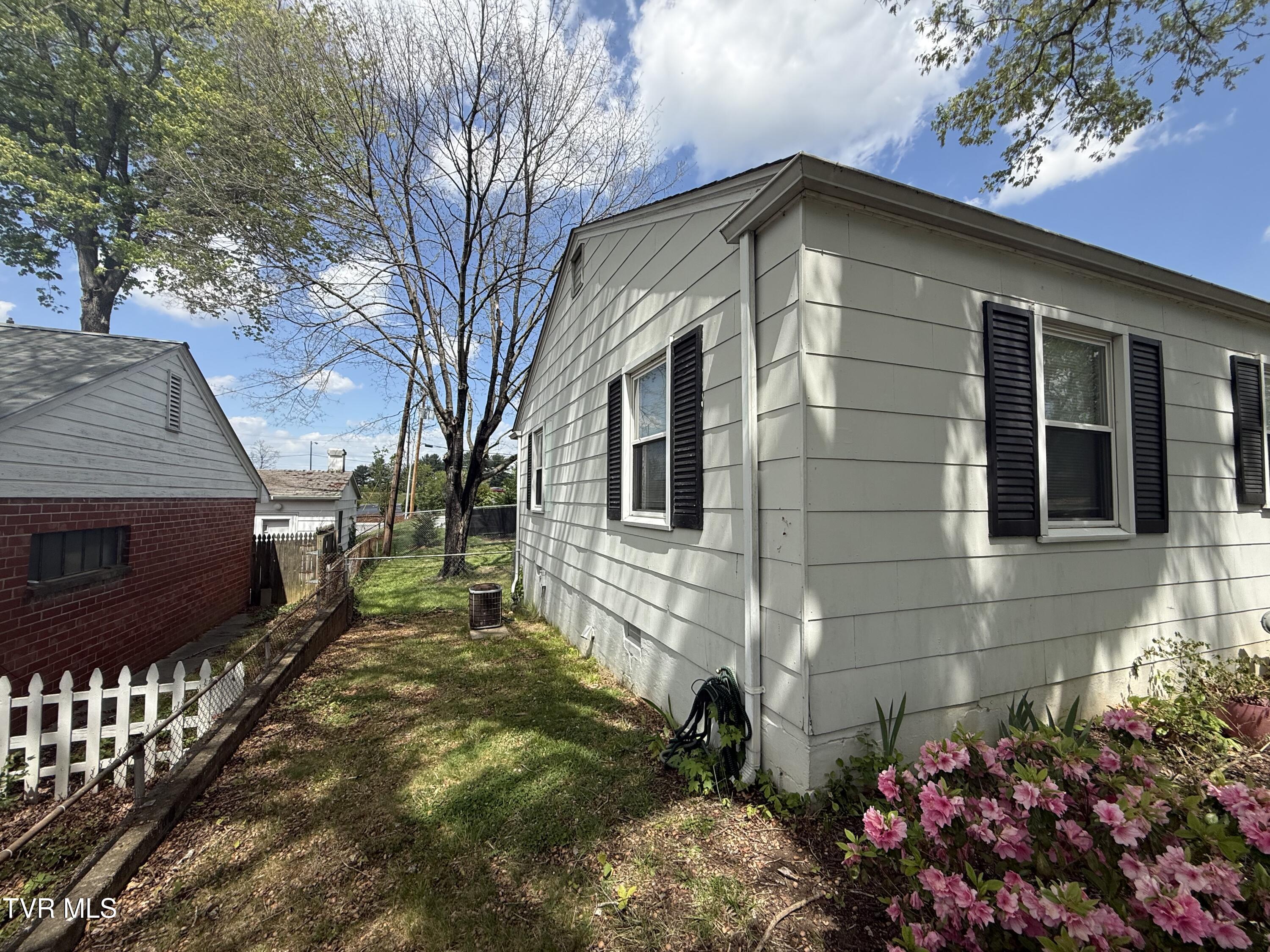 709 Oakdale Road Kingsport, TN 37664 - Photo 4 of 12 IMG_1373