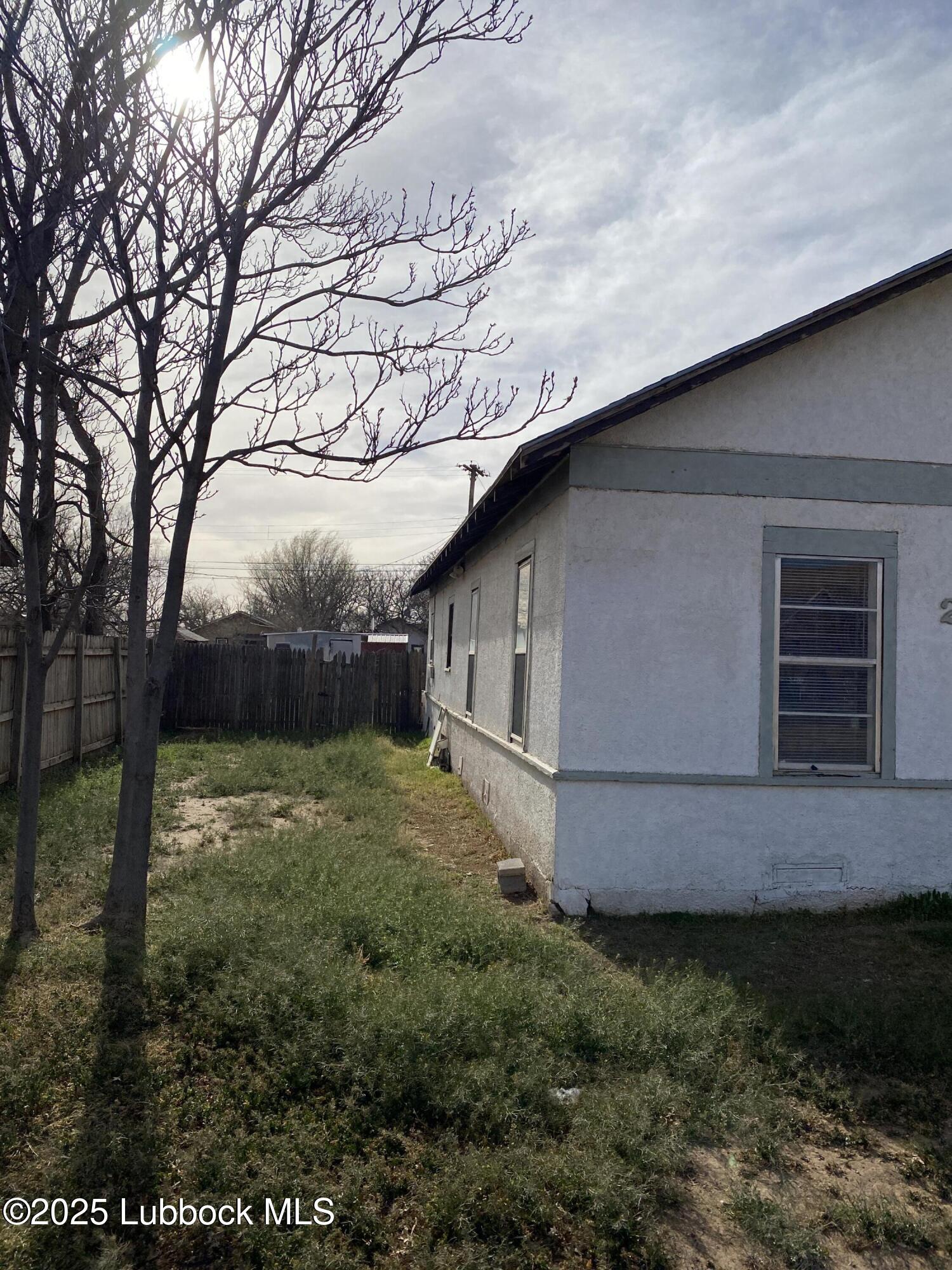 225 South 11th Street Slaton, TX 79364 - Photo 17 of 20 12South Side
