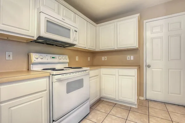 $1,800 | 7 Newberry Trail Court, The Woodlands, TX 77382