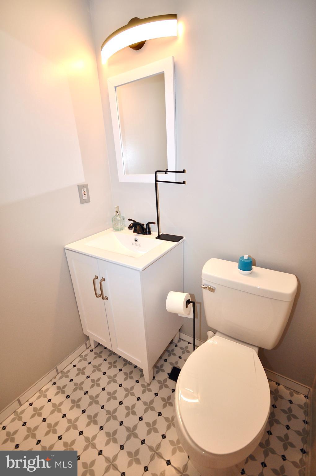 517 Williamson Circle Media, PA 19063 - Photo 8 of 41 Main powder room