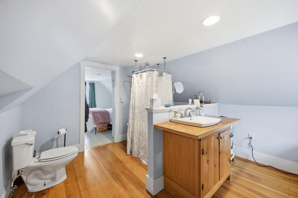 11 Russell Street Portland, ME 04102 - Photo 41 of 58 Unit 2 - Upstairs bath (2)