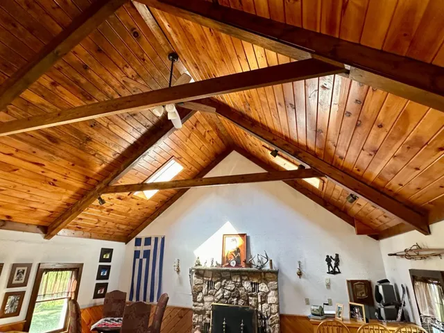 a view of entryway with furniture