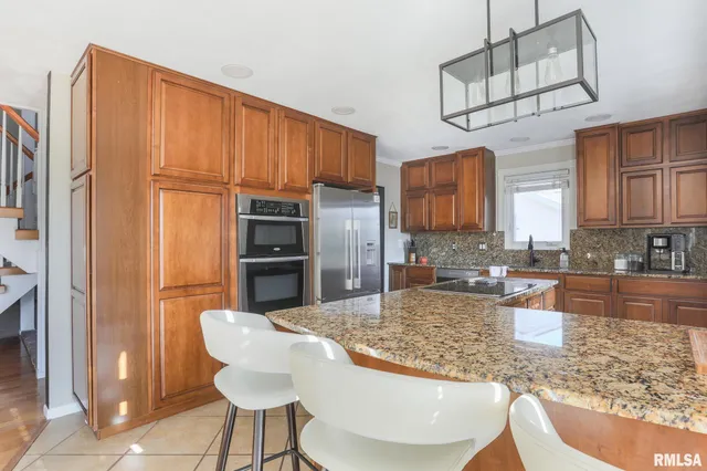 $284,000 | 1604 El Camino Drive, Pekin, IL 61554