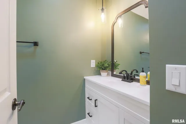 $284,000 | 1604 El Camino Drive, Pekin, IL 61554