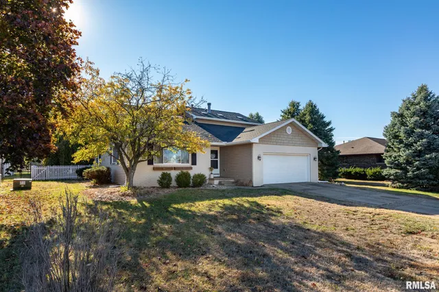 $284,000 | 1604 El Camino Drive, Pekin, IL 61554