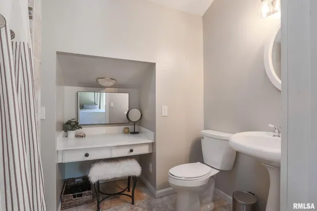 $284,000 | 1604 El Camino Drive, Pekin, IL 61554