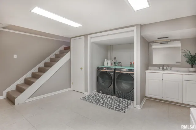 $284,000 | 1604 El Camino Drive, Pekin, IL 61554