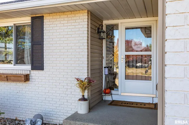 $284,000 | 1604 El Camino Drive, Pekin, IL 61554