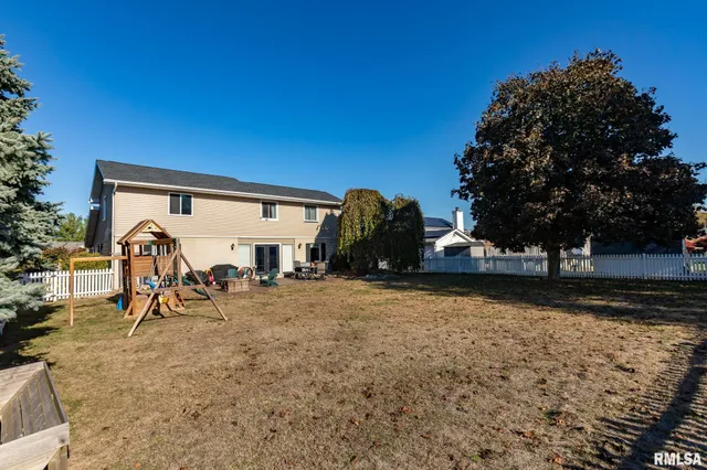 $284,000 | 1604 El Camino Drive, Pekin, IL 61554