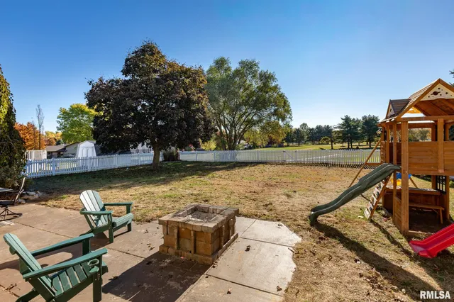 $284,000 | 1604 El Camino Drive, Pekin, IL 61554