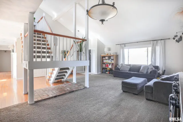 $284,000 | 1604 El Camino Drive, Pekin, IL 61554