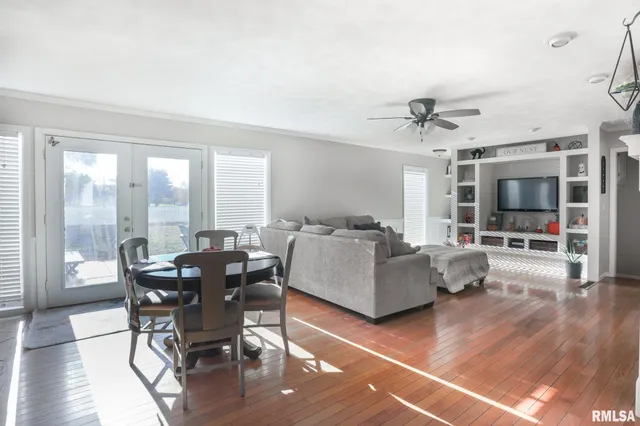 $284,000 | 1604 El Camino Drive, Pekin, IL 61554